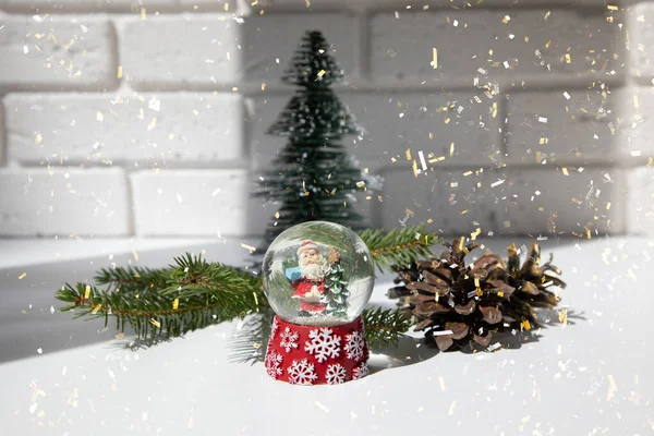 Рождественский Фон Новогодний Декор Белом Столе Ветвями Ели Шишек Снежного — стоковое фото
