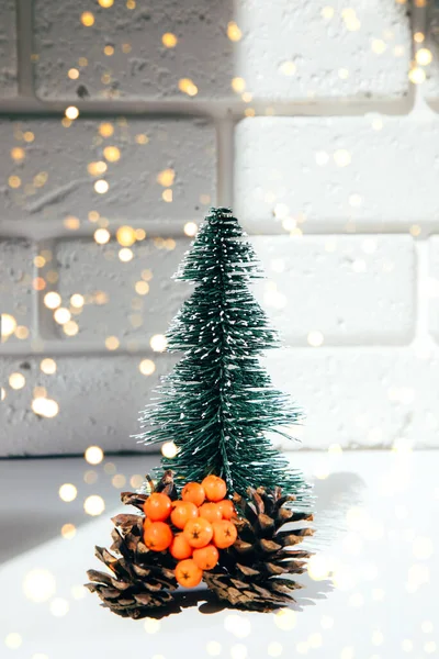 Pequeño Árbol Navidad Decorativo Verde Con Sombras Sobre Fondo Ladrillo — Foto de Stock