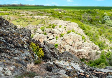 Güneşli bahar gününde granit ocağı manzarası