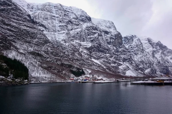 ノルウェーの凍る滝の山の範囲の眺め寒い冬の日 — ストック写真