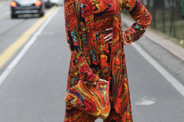 Milan, İtalya - 22 Eylül 2021: Sokak tarzı kıyafet, Milano, İtalya sokaklarında renkli Fendi kıyafeti giyen şık bir kadın.