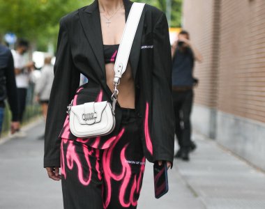 Milan, İtalya - 22 Eylül 2021: Sokak tarzı kıyafet, koyu gri, büyük beden, ceket, siyah, neon pembe, alev izi, desen, kesik, göbek, atlet, beyaz deri, Dior, M caddelerinde çapraz ceset torbası giyen şık kadın.