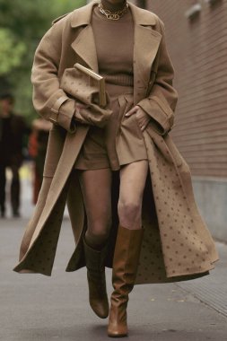 Milan, İtalya - 22 Eylül 2021: Sokak tarzı kıyafet, Milano, İtalya sokaklarında Fendi kıyafeti giyen şık bir kadın.