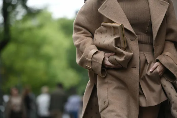 Milão Itália Setembro 2021 Roupa Rua Mulher Moda Vestindo Uma — Fotografia de Stock