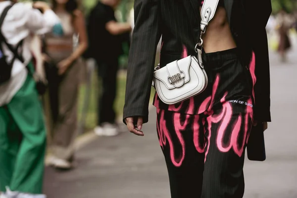 Milão Itália Setembro 2021 Roupa Estilo Rua Mulher Elegante Vestindo — Fotografia de Stock