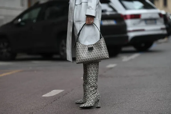 ミラノ イタリア 2021年9月22日 ストリートスタイルの衣装 クリーム色の白いコートを着たファッショナブルな女性 ミラノ イタリアの通りにプリントとブーツを持つバッグ — ストック写真