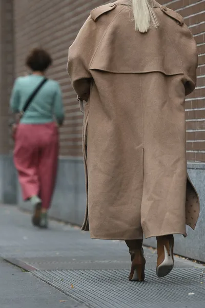 Milão Itália Setembro 2021 Roupa Rua Mulher Moda Vestindo Uma — Fotografia de Stock