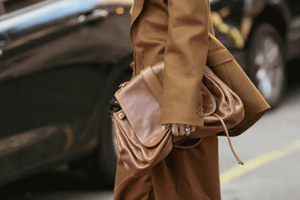 意大利米兰2021年9月22日 意大利米兰大街上的街道风格服装 穿着米黄色T恤的时髦女人 棕色夹克 大西服裤和棕色闪亮的皮包 — 图库照片