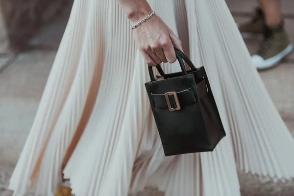 意大利米兰 2021年9月24日 街道风格的服装 穿着乳白色马球的时髦女人 紧身衣 米兰街道上的黑色包包 — 图库照片