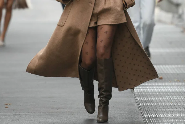 Mailand Italien September 2021 Streetstyle Outfit Modische Frau Mit Goldenen — Stockfoto