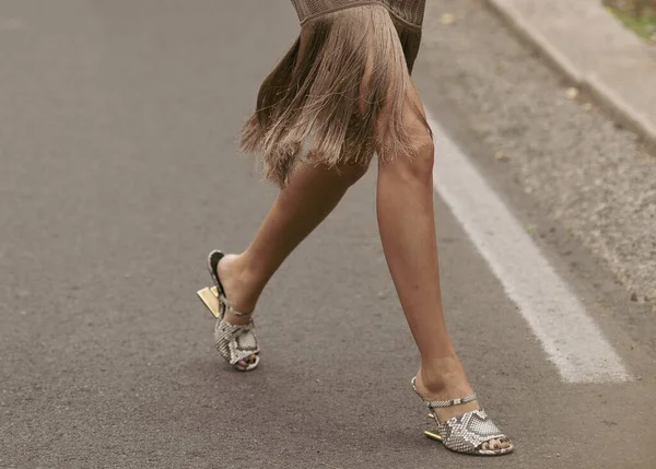 Milaan Italië September 2021 Straatstijl Outfit Modieuze Vrouw Met Luipaard — Stockfoto
