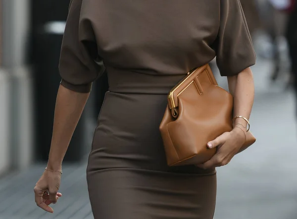 밀라노 이탈리아 2021 스타일의 Fendi 솜털짧은 벨트를 드레스 갈색빛나는 핸드백 — 스톡 사진