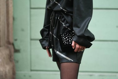 Milan, İtalya - 25 Eylül 2021: Sokak tarzı kıyafet, Milan, İtalya 'da siyah şort ve siyah Prada mokasen giyen kadın.