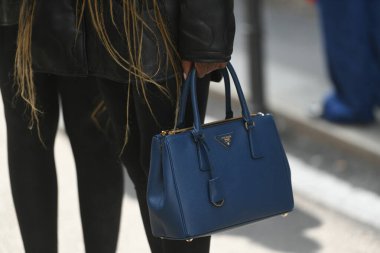 Milan, İtalya - 22 Eylül 2021: Sokak tarzı kıyafet, Milano, İtalya sokaklarında Prada çanta giyen şık bir kadın.