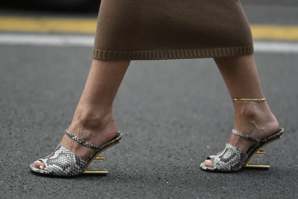 意大利米兰 2021年9月22日 意大利米兰街头穿着时尚女装Fendi鞋 — 图库照片