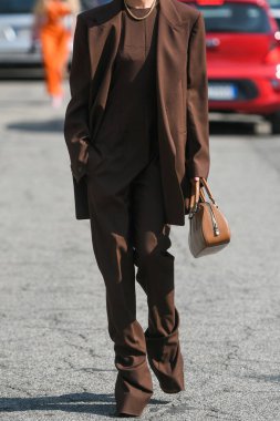 Milan, İtalya - 24 Eylül 2021: Sokak tarzı kıyafet, şık giyinen kadın, İtalya, Milano sokaklarında detay.