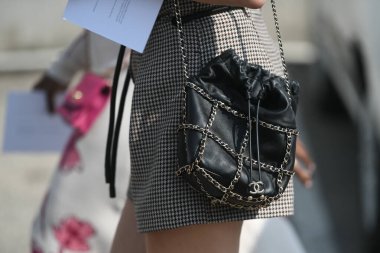 Milan, İtalya - 24 Eylül 2021: Sokak tarzı kıyafet, şık giyinen kadın, Milano, İtalya sokaklarında Chanel çanta.