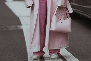 Milan, İtalya - 25 Eylül 2021: Sokak tarzı, şık kıyafetler, İtalya, Milano sokaklarında ayrıntı.