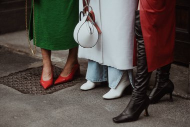 Milan, İtalya - 25 Eylül 2021: Sokak tarzı kıyafet, Milano, İtalya sokaklarında üç modadan oluşan bir grup.