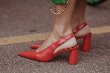 Milan, İtalya - 25 Eylül 2021: Sokak tarzı kıyafet, şık kırmızı ayakkabılar