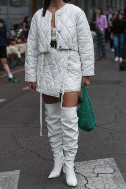 Milan, İtalya - 25 Eylül 2021: Sokak tarzı, şık kıyafetler, İtalya, Milano sokaklarında ayrıntı.