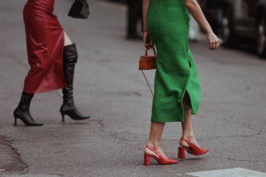 Milan, İtalya - 25 Eylül 2021: Sokak tarzı, şık kıyafetler, İtalya, Milano sokaklarında ayrıntı.