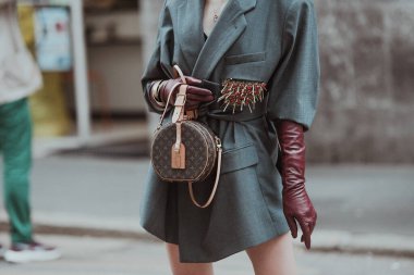 Milan, İtalya - 25 Eylül 2021: Sokak tarzı, şık kıyafetler, İtalya, Milano sokaklarında ayrıntı.