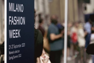 Milan, İtalya - 22 Eylül 2021: Milan Moda Haftası bir gösterinin yapıldığı yerin girişine.