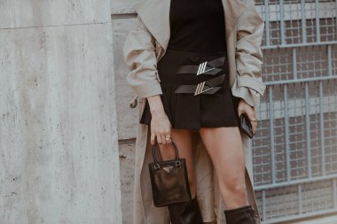 Milan, İtalya - 22 Eylül 2021: Sokak tarzı kıyafet, şık giyinen kadın, Milano, İtalya sokaklarında.