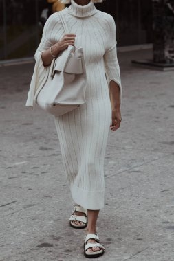 Milan, İtalya - 23 Eylül 2021: Sokak tarzı kıyafet, şık giyimli bir kadın, İtalya, Milano sokaklarında.