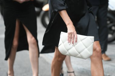 Milan, İtalya - 24 Eylül 2021: Sokak tarzı kıyafet, Milano, İtalya sokaklarında moda olan bir grup kadın.