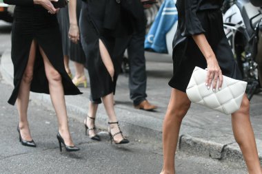 Milan, İtalya - 24 Eylül 2021: Sokak tarzı kıyafet, Milano, İtalya sokaklarında moda olan bir grup kadın.