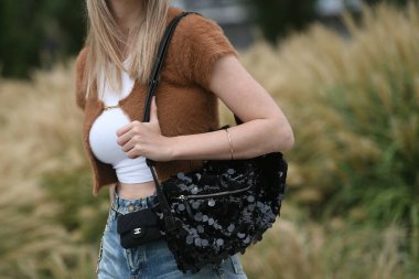 Milan, İtalya - 25 Eylül 2021: Sokak tarzı kıyafet, Milano, İtalya sokaklarında şık giyinen kadın.