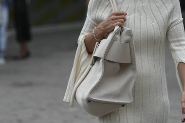 Milan, İtalya - 23 Eylül 2021: Sokak tarzı kıyafet, şık giyimli bir kadın, İtalya, Milano sokaklarında.