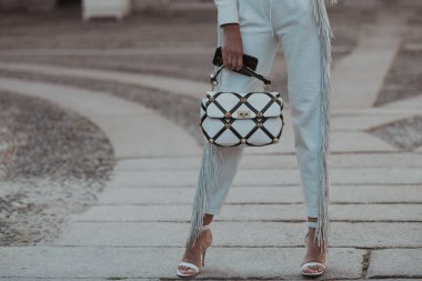 Milan, İtalya - 24 Eylül 2021: Sokak tarzı kıyafet, Milano, İtalya sokaklarında şık giyinen kadın.