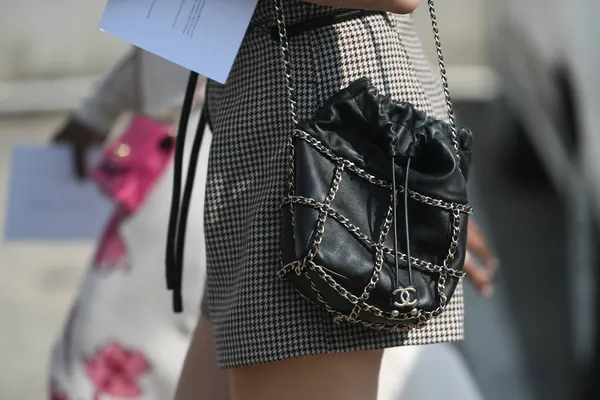 2021年9月24日 意大利米兰 街道风格的服装 穿着时髦服装的女人 意大利米兰街道上的香奈儿手提包 — 图库照片