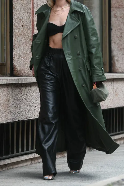 意大利米兰 2021年9月22日 意大利米兰街上的街道风格服装 女人穿绿色皮衣 黑色皮裤 布袋和高跟鞋 — 图库照片
