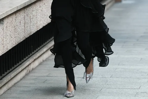 ミラノ イタリア 2021年9月22日 ストリートスタイルの服 ファッショナブルな女性は黒の服を着て スキニーレギンスパンツ ミラノ イタリアの通りにつま先キャップの結び目でポンプヒールを指摘 — ストック写真