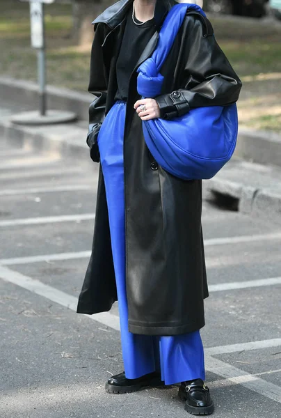 2021年9月24日 意大利米兰 意大利米兰街头穿着皮衣的女人 — 图库照片