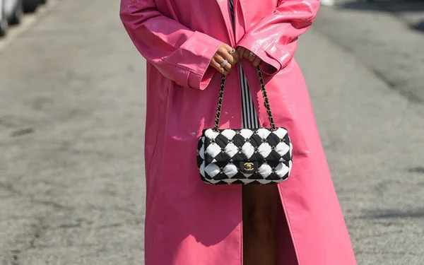 Милан Италия Сентября 2021 Года Уличный Наряд Модная Женщина Розовом — стоковое фото
