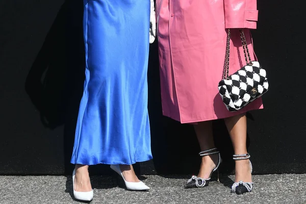 ミラノ イタリア 2021年9月24日 ストリートスタイルの衣装 ピンクの特大のコートを着た2人のファッショナブルな女性 チェックされた黒の白いシャネルバッグ ヒールとブルーのドレス 白いバッグ ミラノの街のヒール イタリア — ストック写真