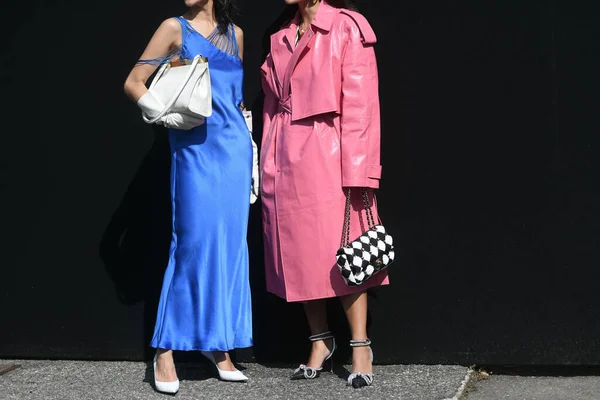 Milano Italien September 2021 Street Style Outfit Två Fashionabla Kvinnor — Stockfoto