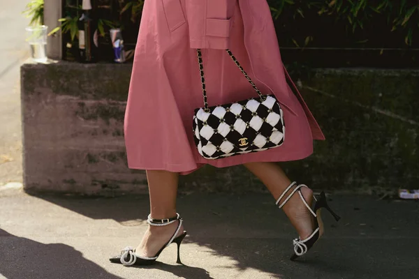 Milan Itálie Září 2021 Pouliční Oblečení Módní Žena Růžovém Dlouhém — Stock fotografie