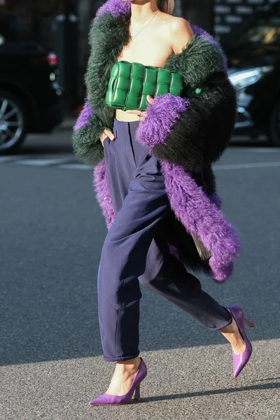 ミラノ イタリア 2021年9月23日 ストリートスタイルの衣装 ファッショナブルな女性が身に着けているクロップドTシャツ ボッテガ ヴェネタの緑光沢のあるレザーカセットハンドバッグ イタリアのミラノの街の特大ふわふわのコート — ストック写真