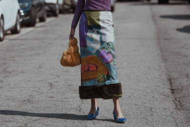 Milan, İtalya - 24 Eylül 2021: Sokak tarzı kıyafet, Milano, İtalya sokaklarında şık giyinen kadın.