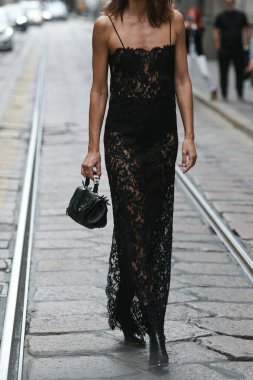 Milan, İtalya - 25 Eylül 2021: Sokak tarzı kıyafet, Milano, İtalya sokaklarında şık giyinen kadın.