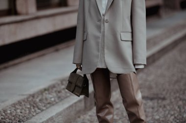 Milan, İtalya - 22 Eylül 2021: Sokak tarzı kıyafet, şık giyinen kadın, Milano, İtalya sokaklarında.