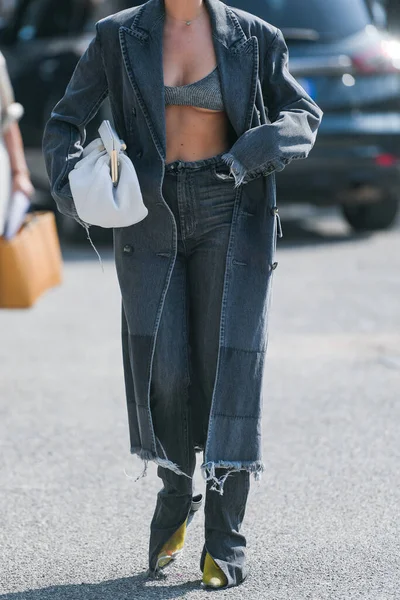 Milão Itália Setembro 2021 Roupa Rua Mulher Vestindo Uma Roupa — Fotografia de Stock