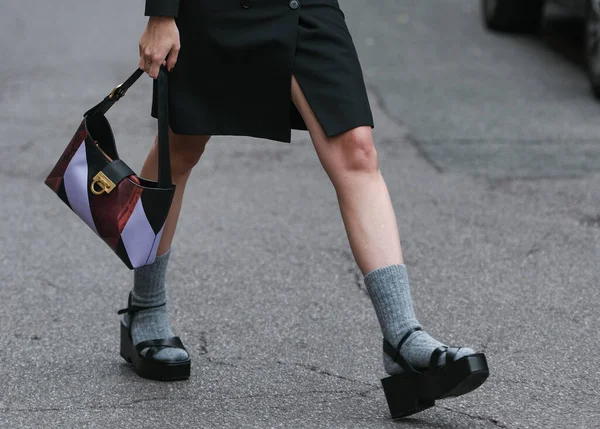 Milão Itália Setembro 2021 Roupa Rua Mulher Vestindo Uma Roupa — Fotografia de Stock