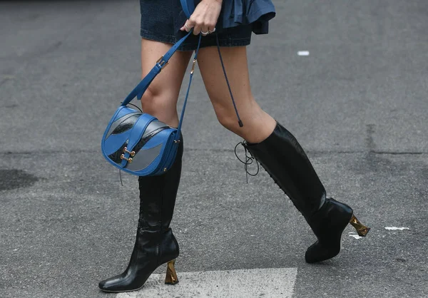 意大利米兰 2021年9月22日 意大利米兰街道风格的服装 穿着黑色图案的蓝色和灰色包 脚上穿着金色高跟鞋的黑色闪亮皮靴 — 图库照片